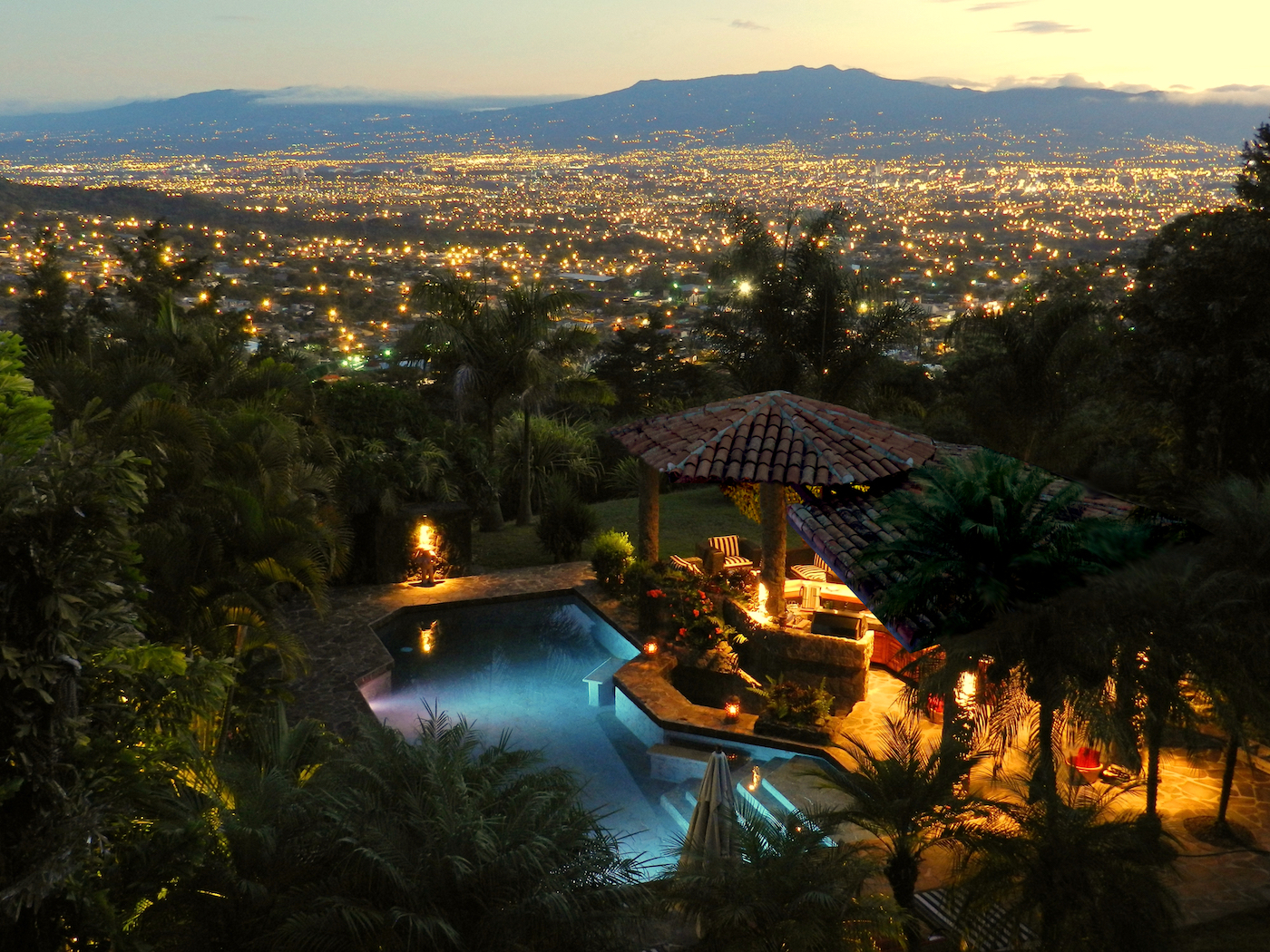 Pool_und_Rancho_bei_Daemmerung_HG_Hochtal_Neues_Dach_1400